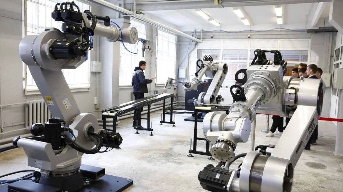 Russia Unveils GR-40: A Factory Robot That Builds Other Robots