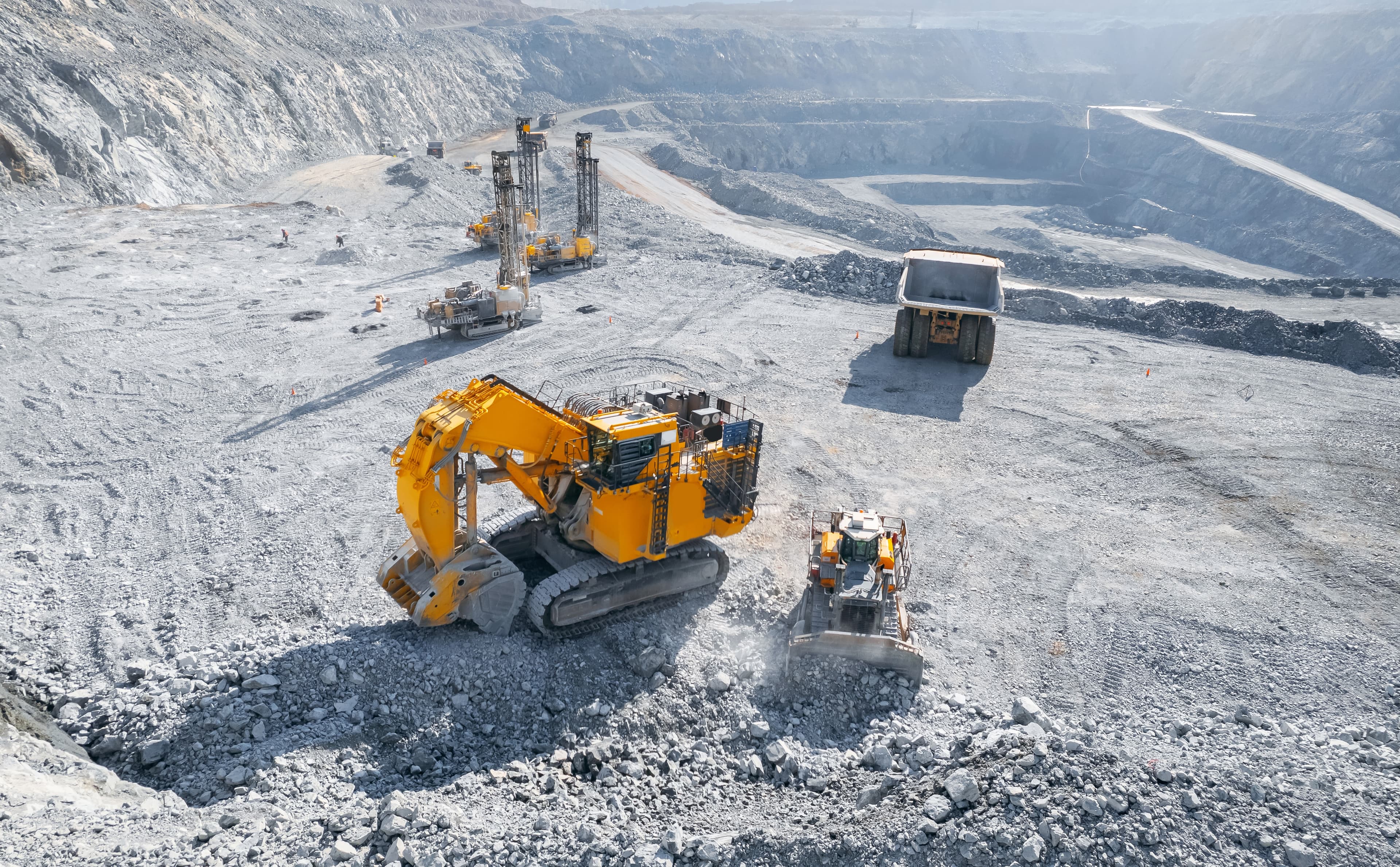 Russia Debuts First Walking Excavator Simulator to Train Miners