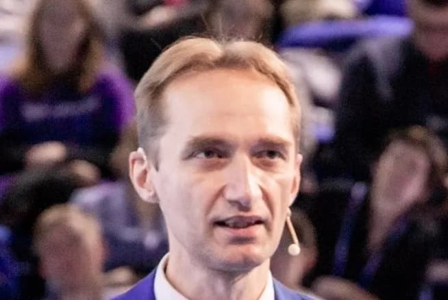 Валентин Анаников